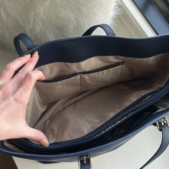 Michael Kors Jet Set Navy Tote - Picture 5 of 10